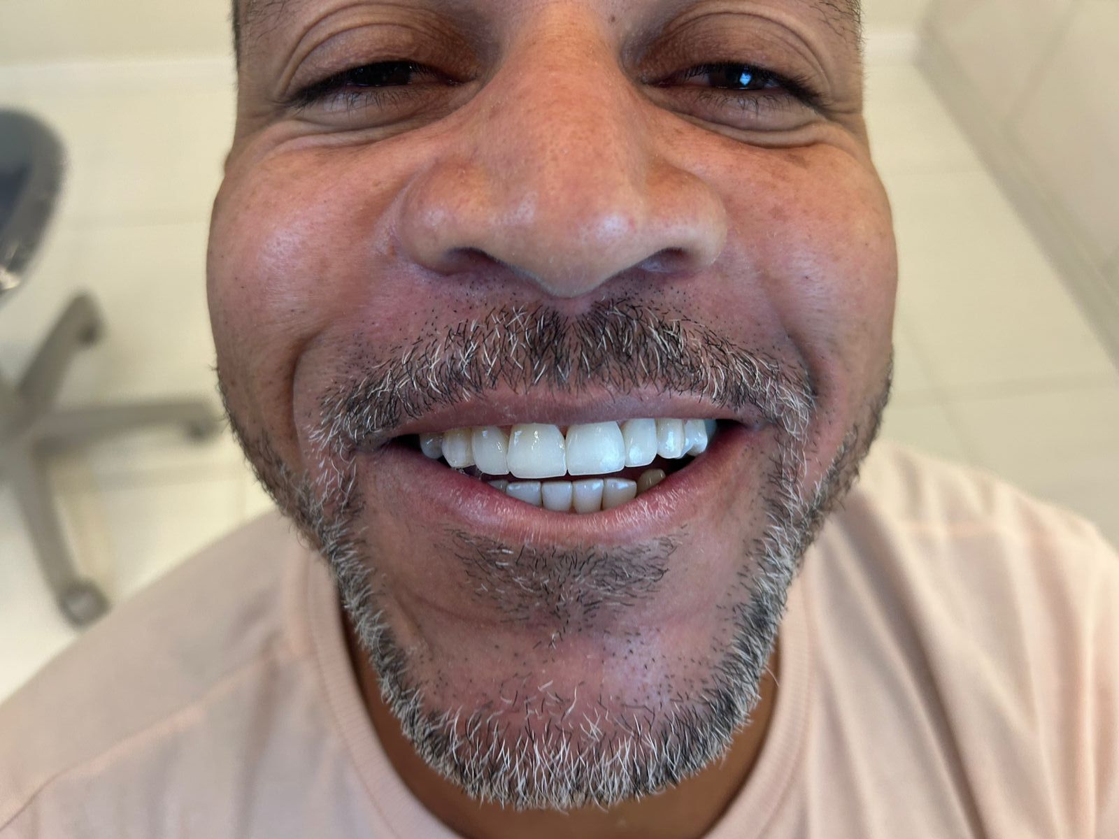 Sorriso do paciente depois do tratamento